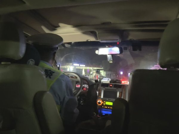 粤友钱配资 病患转院被堵G40长江隧桥，崇明交警极速救助送医