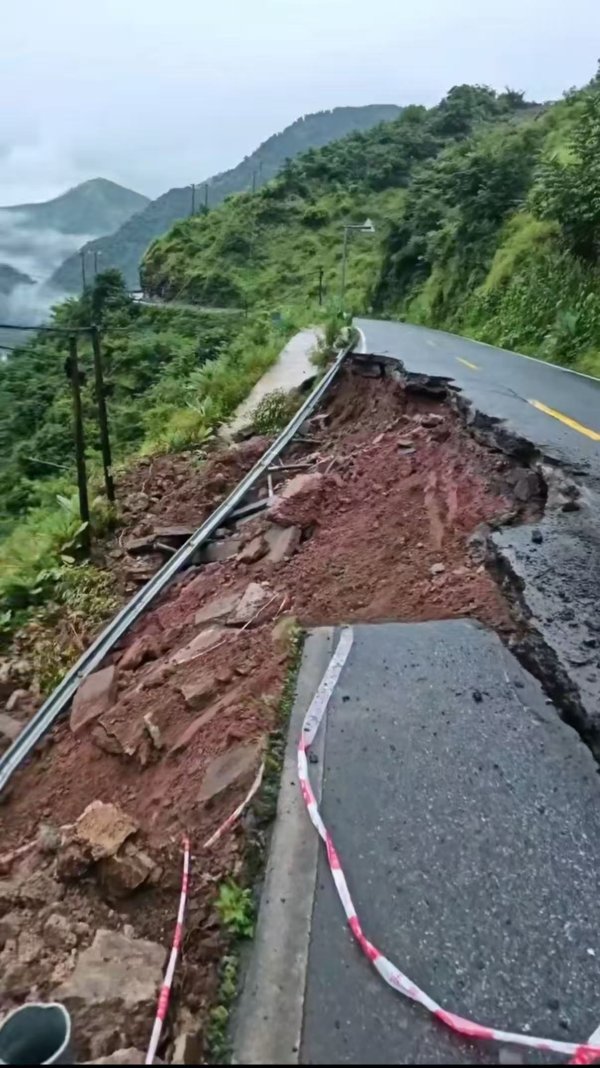 嘉创配资 四川盐边一道路发生路基垮塌有车辆侧翻 当地：司机轻伤及时送医，已开辟临时通道