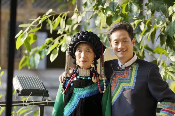 股票推手 彝绣守护者阿布巫淋：从母爱载体到毕生事业 想为彝绣找到一条焕新路｜凉山新面孔